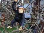 Beeld van een chimpansee om op te hangen, perfecte imitatie, Tuin en Terras, Nieuw, Kunststof, Ophalen of Verzenden, Dierenbeeld
