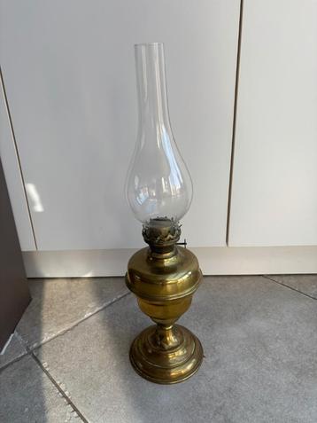 Antieke olielamp beschikbaar voor biedingen