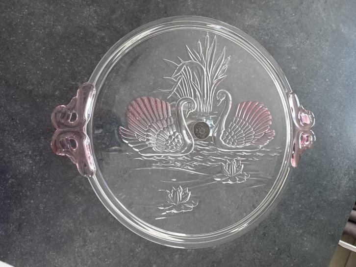 Glazen taartplateau met zwanen met roze accenten, Antiek en Kunst, Antiek | Glaswerk en Kristal, Ophalen of Verzenden
