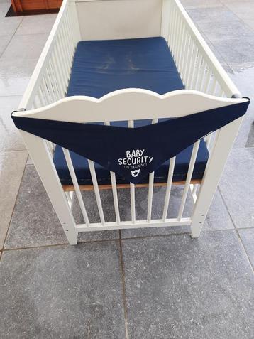 Heel mooie wit kinderbedje  0.60 x 1.20 m beschikbaar voor biedingen