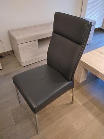 8 Eetkamerstoelen Nipis beschikbaar voor biedingen