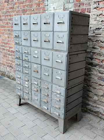Vintage industriële metalen knutselmeubels  beschikbaar voor biedingen