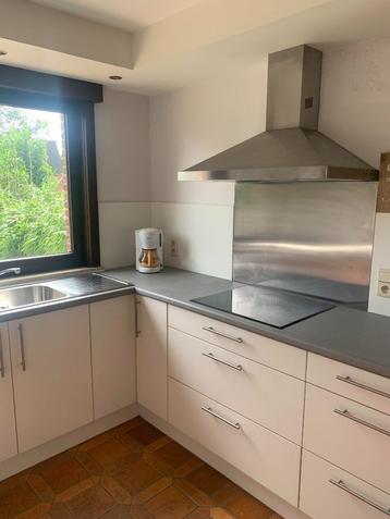 Moderne keuken in L-vorm, kasten + spoeltafel, nieuwstaat beschikbaar voor biedingen