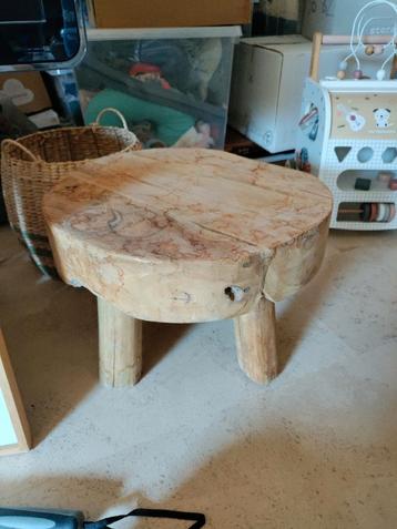 Houten tafeltje beschikbaar voor biedingen