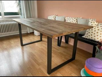 Rustieke eettafel beschikbaar voor biedingen