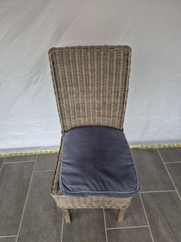 Rieten stoelen beschikbaar voor biedingen