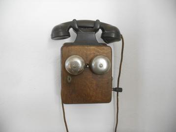 Ancien téléphone mural en bois, nickel et bakélite (1946) D