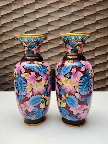 Een paar Chinese Cloisonné vazen beschikbaar voor biedingen