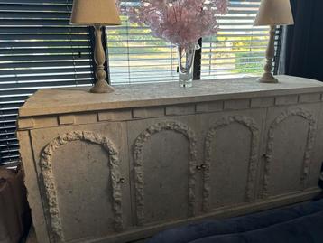 Dressoir in beton/ steen look met 2 side tables met glas. beschikbaar voor biedingen