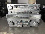 Vintage autoradio van Kenwood en Volvo, Ophalen