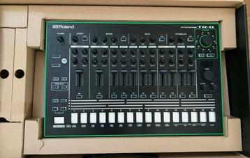 Roland TR8-synthesizer 
