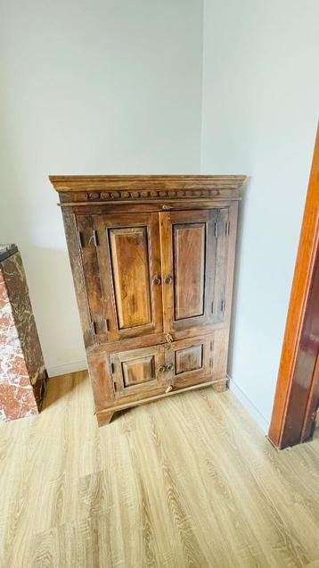 Houten kast beschikbaar voor biedingen
