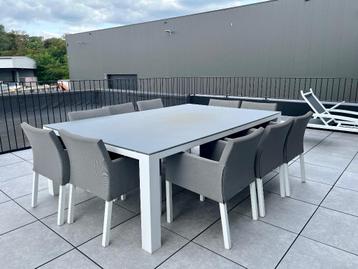 Tuintafel met stoelen beschikbaar voor biedingen
