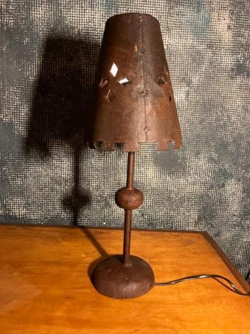 OUDE METALEN LAMP. GEEFT HEEL GEZELLIG LICHT. H : 52 CM beschikbaar voor biedingen
