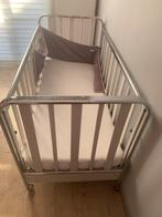 Kinderbed in metaal met matras 1 zijkant kan naar beneden, Enlèvement, Utilisé, Rectangulaire, Roulettes