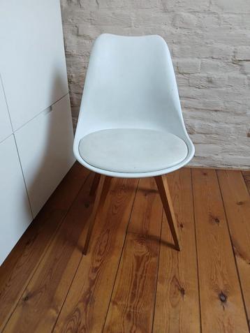 Twee stoelen  beschikbaar voor biedingen