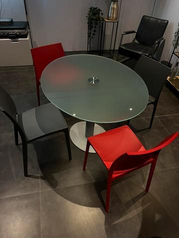 Glazen tafel met stoelen