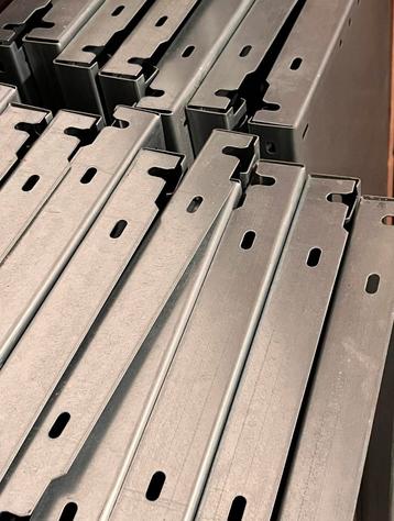 TIXIT — Aluminium wandrekken. beschikbaar voor biedingen