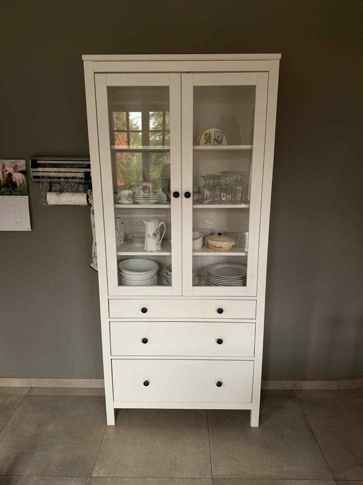 Vitrinekast HEMNES Ikea, Huis en Inrichting, Kasten | Vitrinekasten, Gebruikt, Met lade(s), Met deur(en), Met plank(en), Ophalen