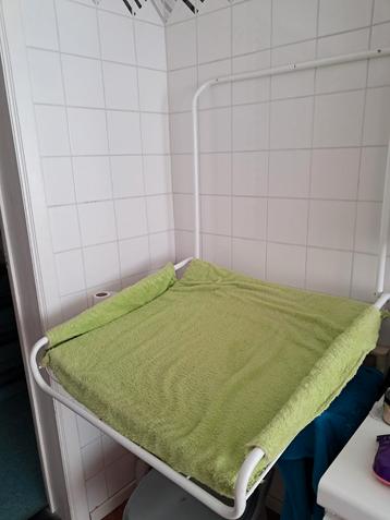 Opklapbare verzorgingstafel met kussen ikea beschikbaar voor biedingen