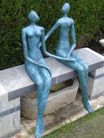 statue d un couple de personnages en bronze , art moderne.