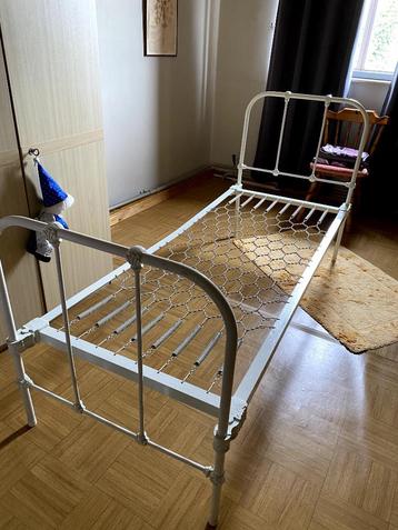 antieke ijzeren bed beschikbaar voor biedingen