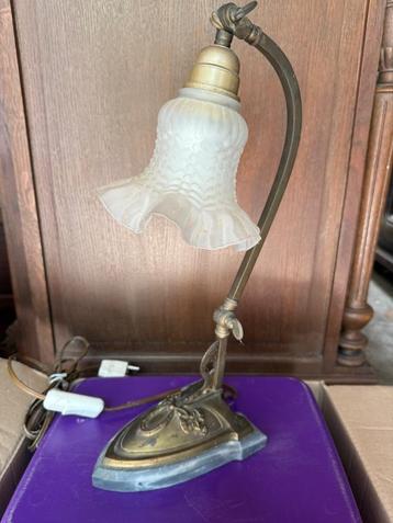 Antieke bureaulamp beschikbaar voor biedingen