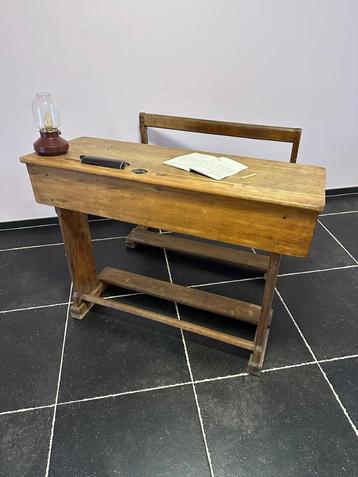 Ancien banc scolaire beschikbaar voor biedingen