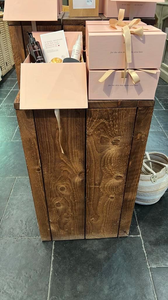 Massief houten displayzuil / sokkel – donker rustiek hout, Huis en Inrichting, Woonaccessoires | Zuilen en Pilaren, Zo goed als nieuw