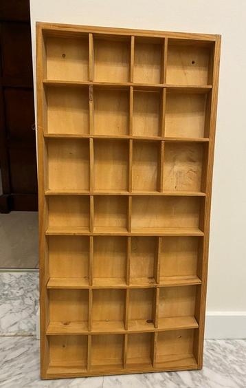 Houten kastje dat aan de muur kan worden gehangen (kleine sn beschikbaar voor biedingen