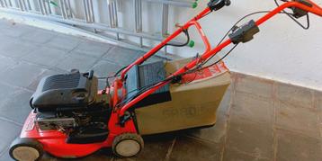 Grasmaaier op benzine.  beschikbaar voor biedingen