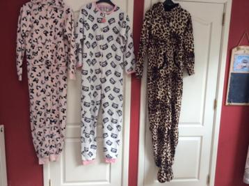 Te koop 3 jumpsuit + 2 pyjama +kamerjas maat 146 beschikbaar voor biedingen