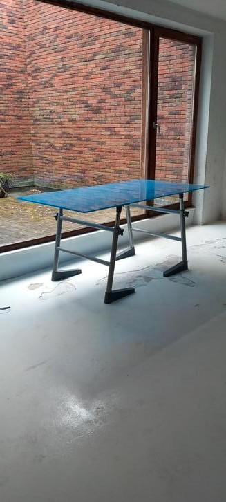 Blauwe glazen tafels beschikbaar voor biedingen