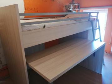 Lit mezzanine et bureau beschikbaar voor biedingen