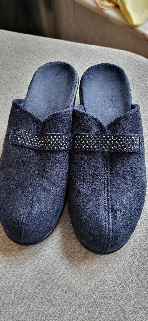 Pantoffels donker blauw 1x maat 38 + 1x maat 39 zo goed als, Kleding | Dames, Schoenen, Zo goed als nieuw, Pantoffels of Sloffen