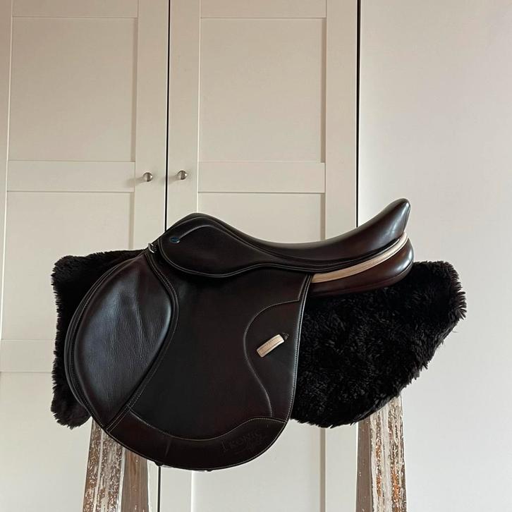 TE KOOP!!Ikonic Springzadel., Dieren en Toebehoren, Paarden en Pony's | Zadels, Zo goed als nieuw, Springen, Ophalen of Verzenden