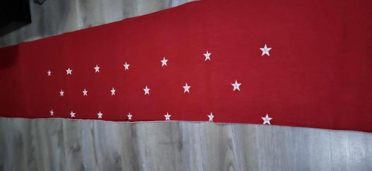 Nappe rouge avec étoiles au centre2,30/1,60cm, Huis en Inrichting, Woonaccessoires | Overige, Nieuw, Ophalen