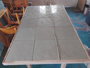 Betegelde eettafel beschikbaar voor biedingen