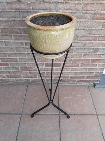 bloempot in keramiek op plantenstaander en plant,zie foto's beschikbaar voor biedingen
