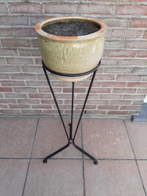 bloempot in keramiek op plantenstaander en plant,zie foto's, Tuin en Terras, Bloempotten, Zo goed als nieuw, 70 cm of meer, 25 tot 40 cm