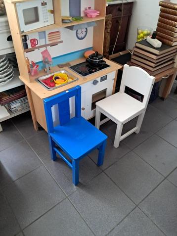 Houten speelkeukentje met accessoires beschikbaar voor biedingen