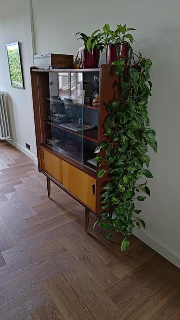 Vintage houten vitrinekast beschikbaar voor biedingen