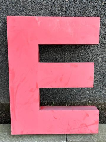 Lettre E en zinc rouge, lettre à pignon, Alost