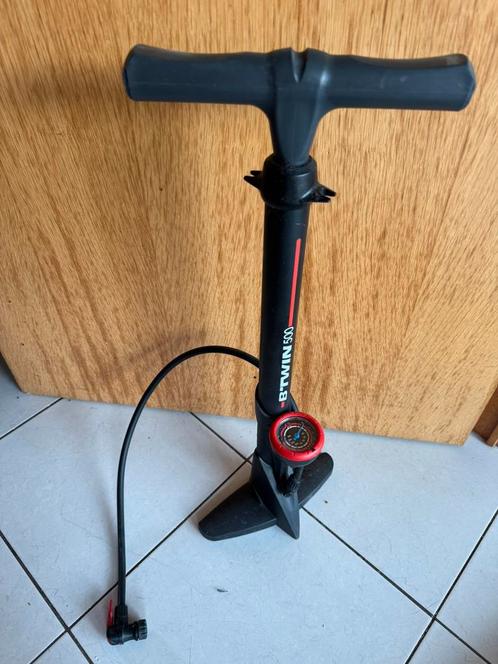 Fietspomp Btwin 500, Fietsen en Brommers, Fietsaccessoires | Fietspompen, Nieuw, Drukmeter, Ophalen