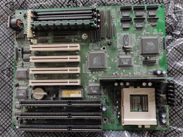 Oud moederbord met socket 7 beschikbaar voor biedingen