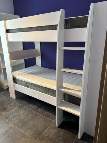 Zeer mooie witte houten slaapkamer (voor jongeren) beschikbaar voor biedingen