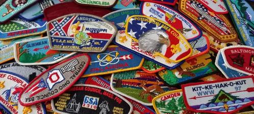 Scouts = Boy Scouts of America (2) + drapeau américain, Hobby & Loisirs créatifs, Hobby & Loisirs Autre, Neuf, Enlèvement ou Envoi