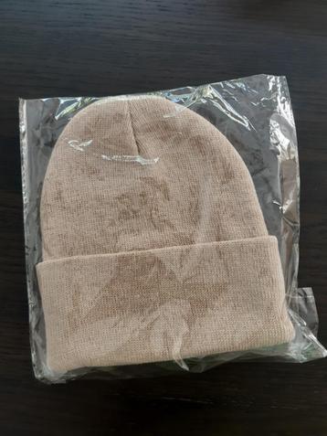 Nog nieuw: beige muts (merkloos, eenvoudig model) beschikbaar voor biedingen