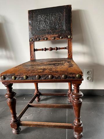 Antieke leren stoel beschikbaar voor biedingen