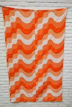 Vintage stof. Oranje en wit. Golvend patroon., Hobby en Vrije tijd, Gebruikt, 120 cm of meer, Oranje, Ophalen of Verzenden
